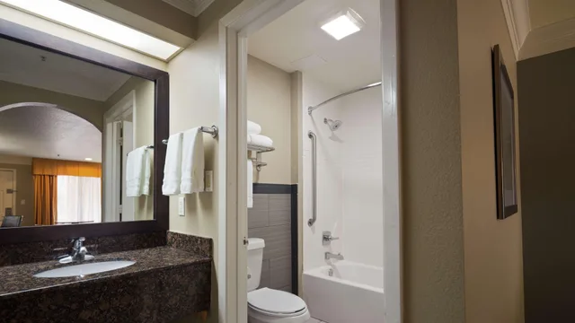 جناح، Best Western Angleton Inn 3/3