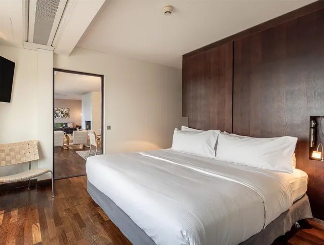 جناح رئاسي بسرير مزدوج بإطلالة على البحر بمطبخ صغير، Hilton Helsinki Kalastajatorppa 1/3