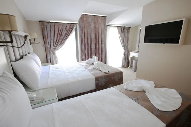 Suite, 1 Double and 1 Single Bed, Villa Sweet Hotel 2/4