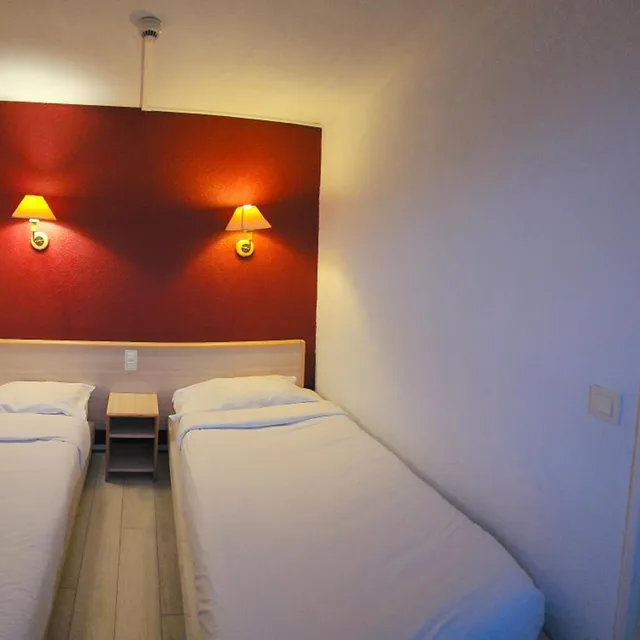 غرفة رباعية، Hotel Corona 8/10