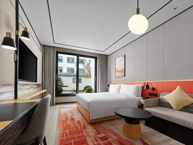 Guest Room, King Bed, Private Garden، Hilton Garden Inn Huangshan Scenic Area South Gate 1/1