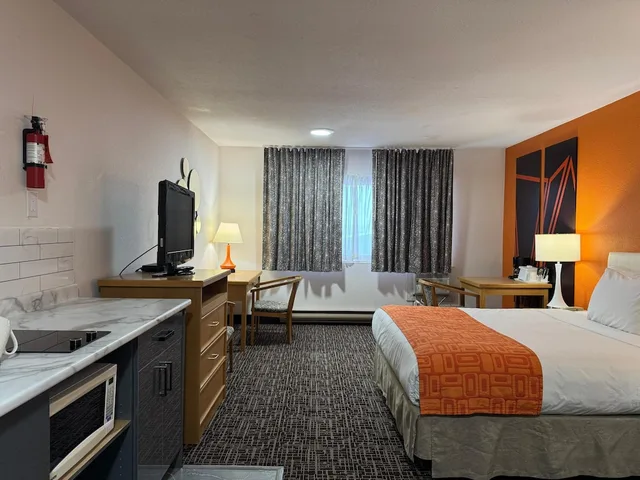 Room, Queen Bed, Pet Friendly, Howard Johnson By Wyndham Fort St John 3/9