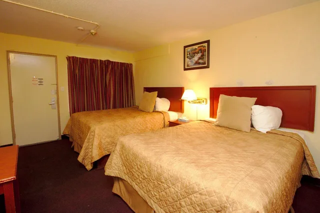غرفة بسرير كينج وسريرين كوين، Niagara Lodge Suites 9/10