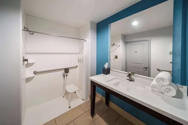 غرفة بسرير كينج لذوي الإعاقة، La Quinta Inn & Suites by Wyndham Rockport - Fulton 6/7