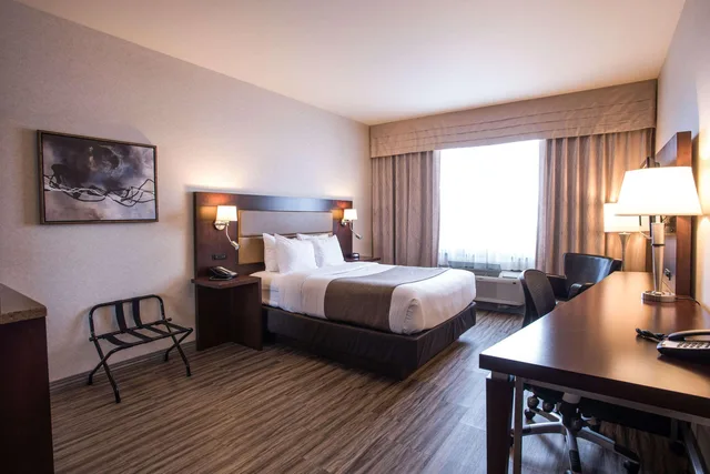 Room, Queen Bed, Quality Inn and Suites Val d Or, QC 7/9