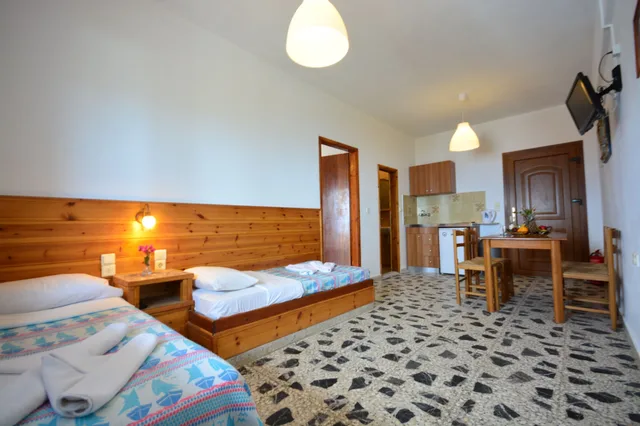 شقة بسرير مزدوج وسريرين منفصلين بغرفة نوم واحدة، Spiros Soula Hotel 1/7