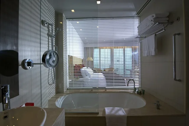 غرفة قياسية بسريرين منفصلين بإطلالة على البحر للمدخنين، Crowne Plaza Abu Dhabi Yas Island 5/5