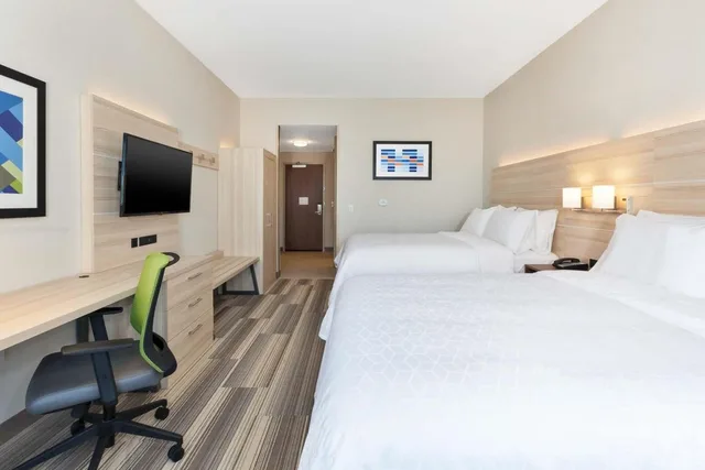 Standard, Queen Bed, Sofa, Holiday Inn Express Suites Grand Rapids Airport South 6/9