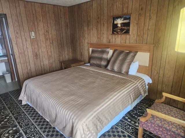 غرفة بسرير كينج، First Inn By OYO Quinter Hwy 70 1/5