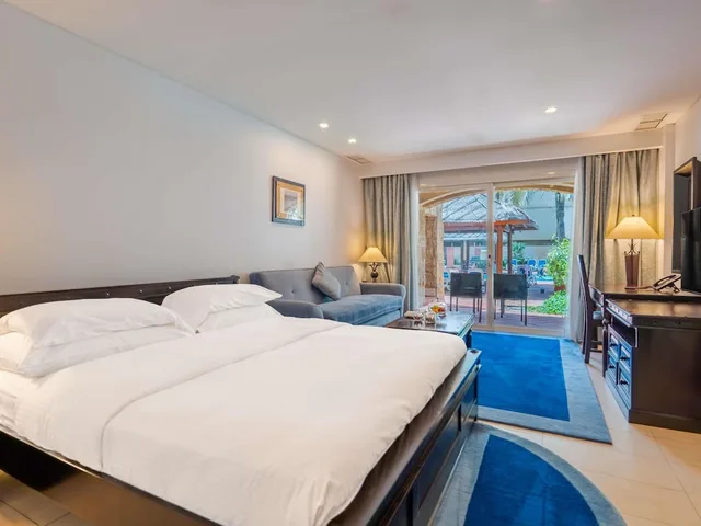 غرفة عائلية بسرير فردي مع أريكة، Movenpick Hotel & Resort Al Bidaa 1/9