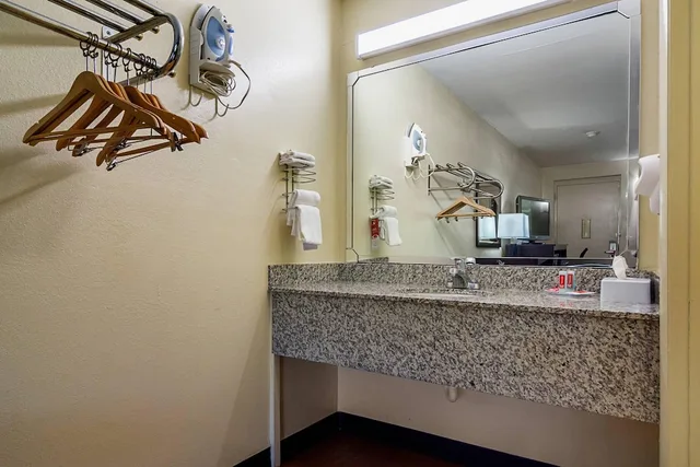 غرفة قياسية بسرير كوين للمدخنين، Econo Lodge Research Triangle Park 5/5