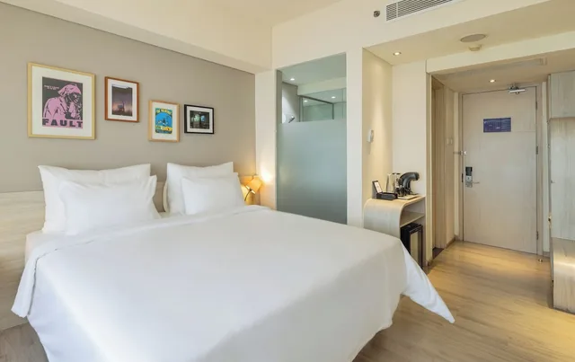 غرفة سوبيريور بسرير كوين، Artotel Harmoni Jakarta 6/8