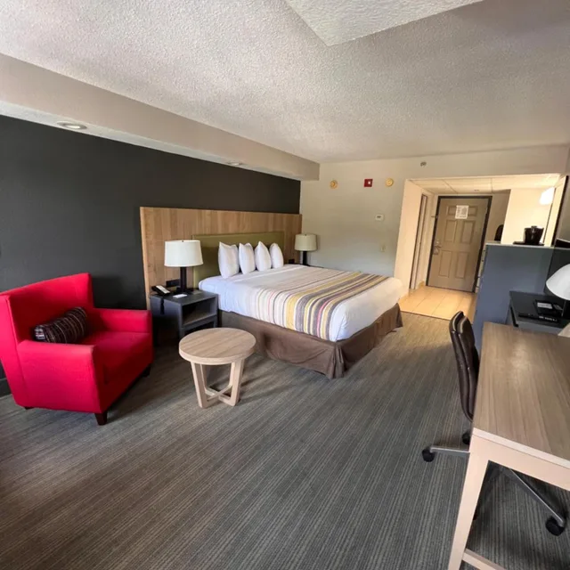 غرفة بريميوم بسرير كينج بشرفة لذوي الإعاقة، Country Inn & Suites by Radisson, Pigeon Forge South, TN 5/8