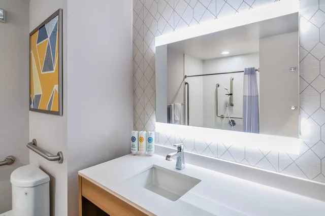 غرفة بسرير كينج لذوي الإعاقة، Comfort Inn and Suites Bradford 2/4