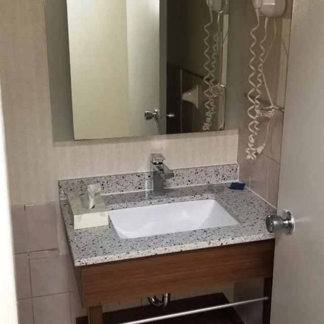 غرفة بسرير كينج وسرير كوين، Baymont By Wyndham Montreal Airport 2/10