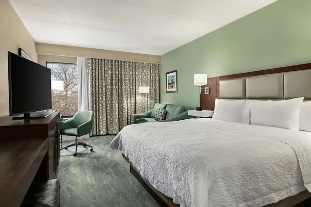 جناح بسرير كينج مع أريكة بحوض جاكوزي، Hampton Inn By Hilton Richmond-North/Ashland 2/4