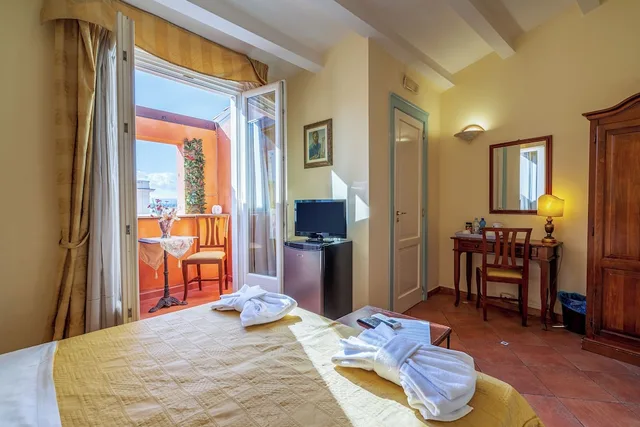 Comfort, Double Bed, Sea View, Balcony, Mediterraneo Siracusa 1/6