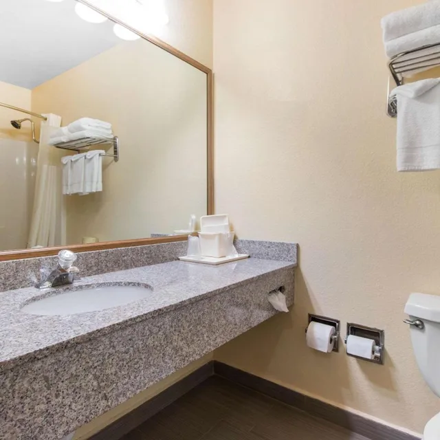 غرفة بسريرين كوين بشرفة، Quality Inn & Suites Crescent City Redwood Coast 6/6
