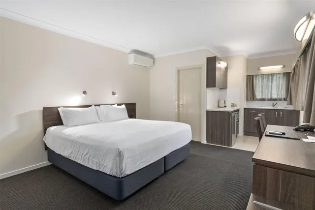 Upgrade, 1 Queen and 1 Single Bed، Quality Hotel Robertson Gardens 3/9