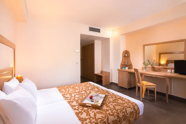 غرفة بسرير مزدوج أو سريرين منفصلين بإطلالة على المسبح، Alexandros Palace Hotel and Suites 2/6