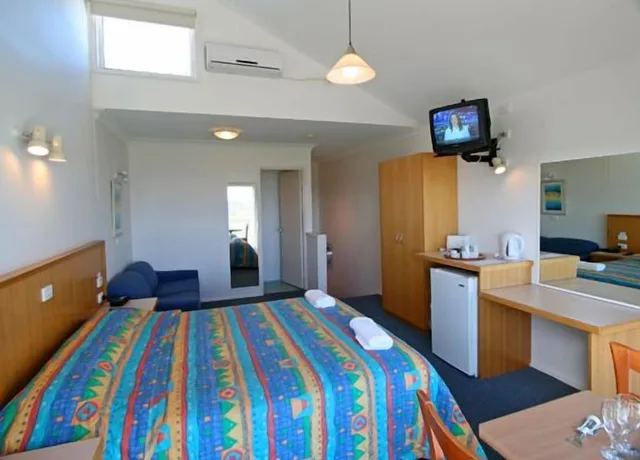 Room, Queen Bed, Ocean View, Ground Floor, A Great Ocean View Motel 1/2