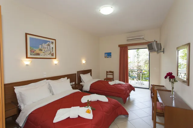 غرفة قياسية ثلاثية بإطلالة على الحديقة مع سرير سحّاب إضافي، Loukas Hotel &amp; Apartments 1/9