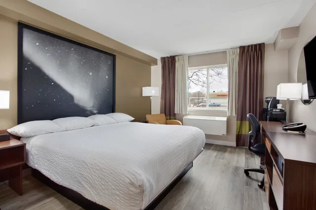 غرفة بزنس بسرير كينج، Super 8 by Wyndham Winnipeg West 1/6