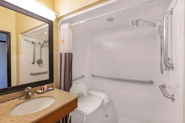 غرفة بسريرين كوين لذوي الإعاقة، La Quinta Inn & Suites by Wyndham Helena 4/5