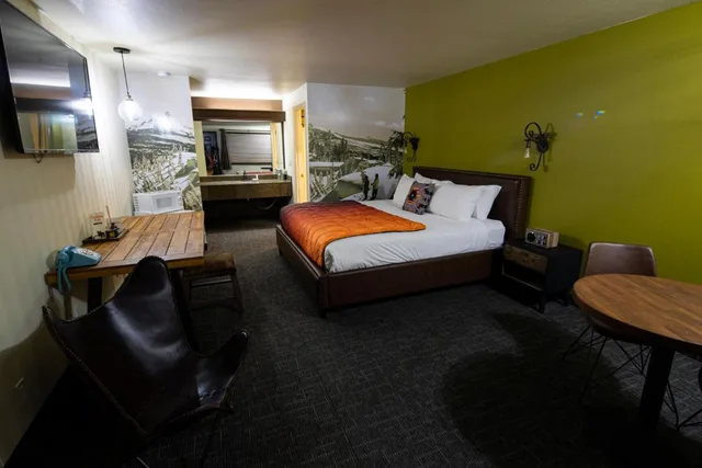 Camper, King Bed، Campfire Hotel 2/6
