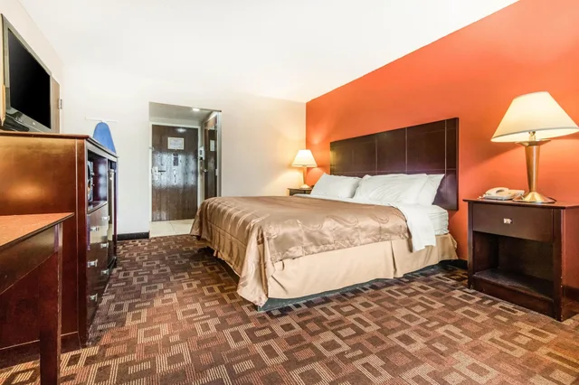 غرفة قياسية بسرير كينج، Quality Inn & Suites Lawrenceburg 1/2
