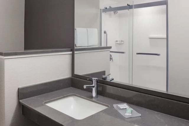 غرفة بسرير كينج مع أريكة، Courtyard by Marriott Portland Airport 2/5