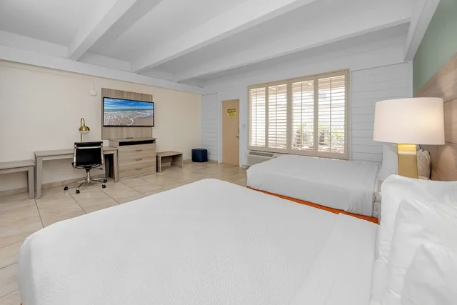 غرفة قياسية بسريرين كوين بإطلالة على المرفأ لذوي الإعاقة، Best Western Plus Yacht Harbor Inn 2/3