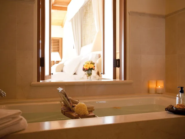 جناح بسرير كينج بإطلالة على الحديقة بشرفة مع أريكة، The Resort At Pelican Hill 4/4