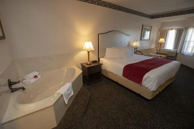 غرفة بسرير كوين بجاكوزي، Hotel Grand Victorian 1/9