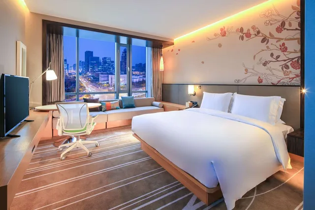 غرفة بسرير كينج في طابق مرتفع، Hilton Garden Inn Ningbo 1/8
