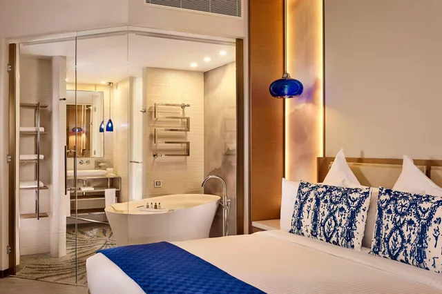 غرفة ديلوكس بسرير كينج بشرفة بإطلالة جزئية على البحر، Paragraph Resort Spa Shekvetili Autograph Collection 4/5