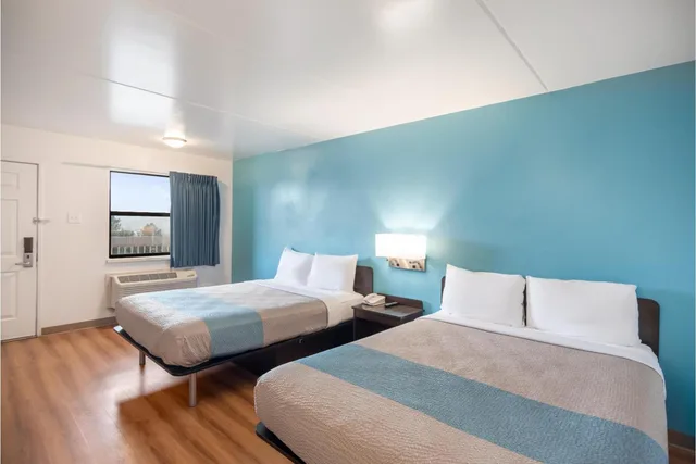 2 Queen Beds - Mobility Accessible Tub Nsmk، Motel6 Colorado Springs, CO - Air Force Academy 2/9