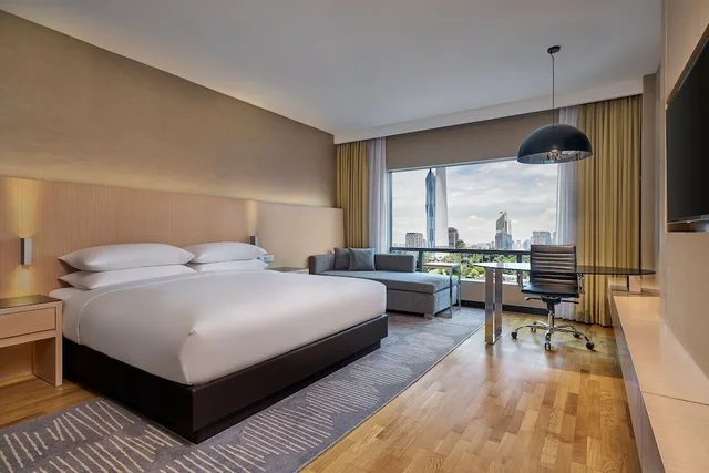 غرفة بسرير كينج بإطلالة على المسبح مع أريكة، Renaissance Kuala Lumpur Hotel & Convention Centre 1/7