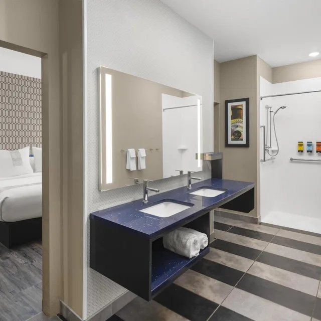 غرفة كبيرة بسرير كينج لذوي الإعاقة، Glo Best Western Dawley Farms In Sioux Falls 6/7
