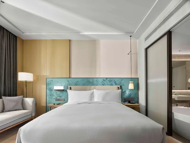 Standard, King Bed, DoubleTree by Hilton Taizhou Shenxianju 4/10