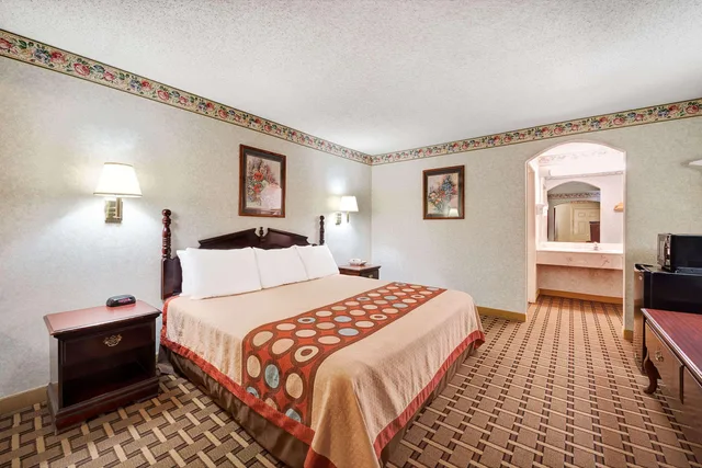 غرفة بسرير كينج، Super 8 by Wyndham Dallas South 1/2