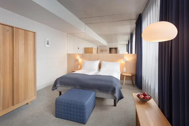 جناح جونيور بسرير كوين مع أريكة، ZANDER K HOTEL 3/5