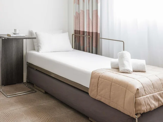 غرفة سوبيريور بسرير كوين مع أريكة، Novotel Lugano Paradiso 3/10
