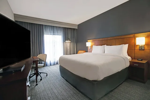 غرفة بسرير كينج، Courtyard Chicago Elmhurst/Oakbrook Area 2/10