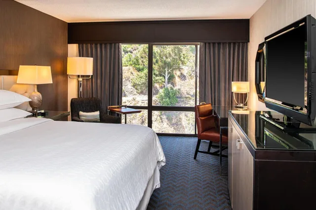 غرفة بسرير كينج بحوض استحمام لذوي الإعاقة، Sheraton Mission Valley San Diego 2/9