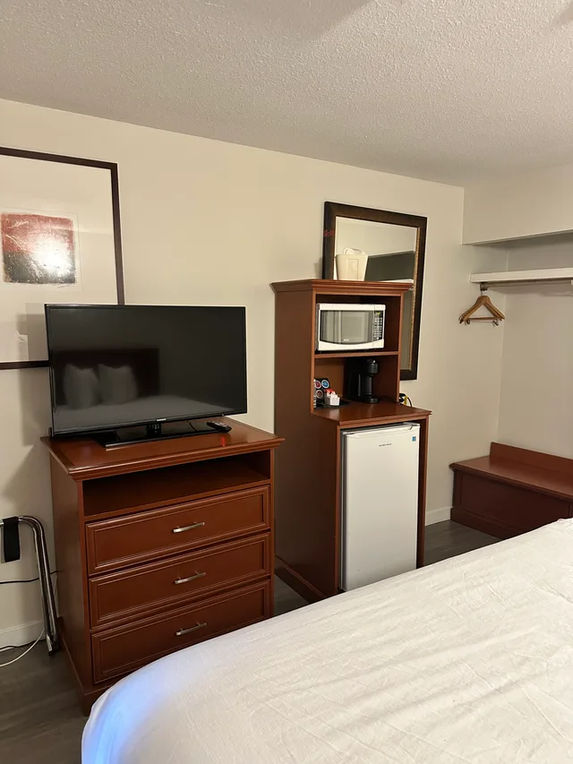 غرفة بسرير كوين، Travelodge by Wyndham Langley 6/9