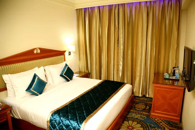 غرفة ديلوكس بسرير كينج، Ramada by Wyndham Amritsar 1/2
