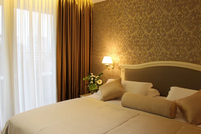 غرفة سوبيريور بسرير كوين بشرفة، Grand Hotel & Spa Tirana 2/4