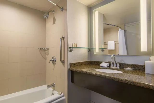 جناح بسرير كينج بإطلالة على المسبح مع أريكة، Renaissance Palm Springs 3/4