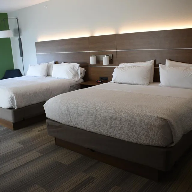 Standard, King Bed, 2 King Beds, Holiday Inn Express and Suites Lincoln South 6/10